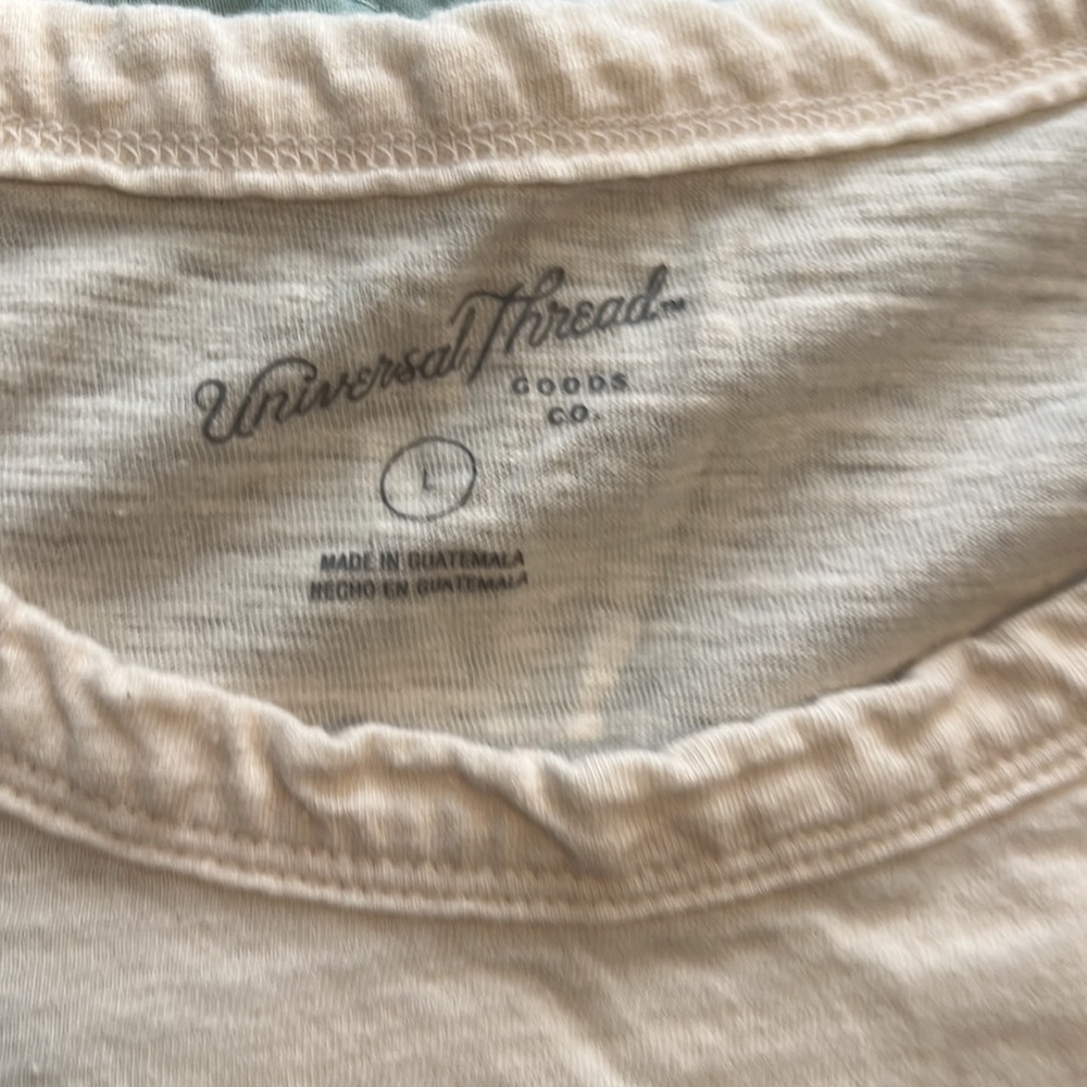 Universal Threads tshirt - Picture 2 of 4